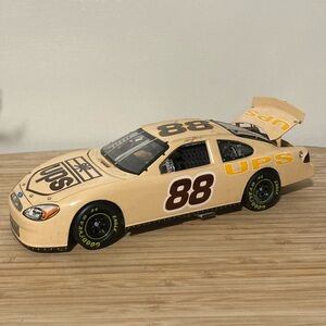 Dale Jarrett #88 UPS 2001 Elite Racing diecast 1:24 Racing Car